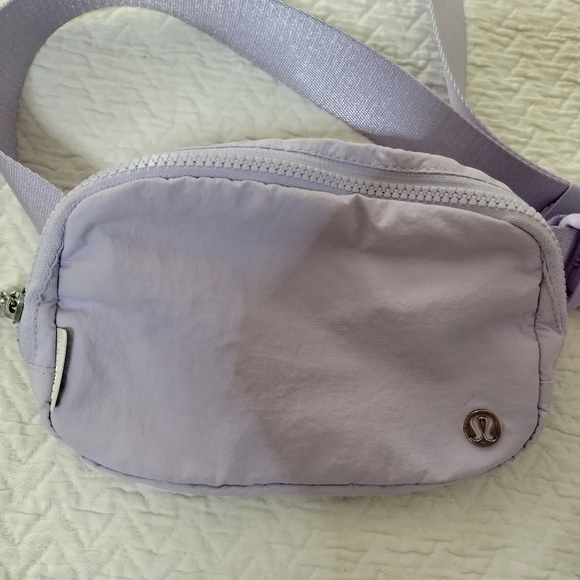 Everywhere Belt Bag with Long Strap 1L Lavender Fog Discontinued - Picture 2 of 5